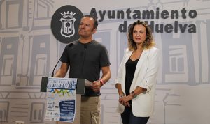 Emilio Muñoz, director técnico de la prueba, y María José Pulido, concejala de Participación Ciudadana, Universidad y Deportes, durante la presentación de la carrera.