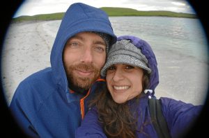 Judith, junto a su marido, en una playa de las Islas Shetland.