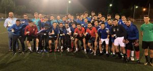 Componentes del Club Deportivo San Juan, de fútbol, con los carnets de donantes.