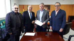 Un momento de la reunión que mantuvieron los representantes del Recreativo de Tenis con el delegado del Gobierno de la Junta de Andalucía en Huelva, Francisco José Romero.