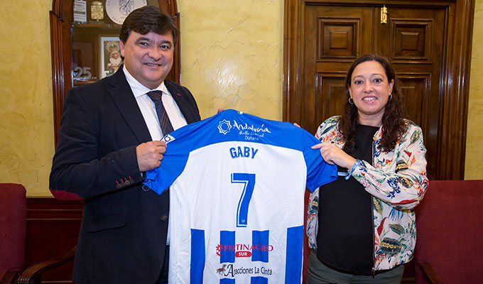 Alcalde de Huelva, Gabriel Cruz, y presidenta del Sporting, Manuela Romero, tras la firma del nuevo convenio.