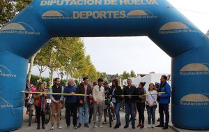 Momento del protocolario acto del corte de la cinta que marca el inicio de la Ruta.