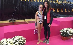 Marta Fernández junto a su entrenadora, Inmaculada Márquez, en Marbella.