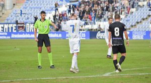 Iago Díaz lamenta que su disparo saliera fuera, en la única acción de peligro del Recre en el primer tiempo. / Foto: Pablo Sayago.