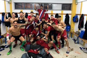 Felicidad en el vestuario del Recre tras ganar en Talavera. / Foto: @VictorBarrosoM1.