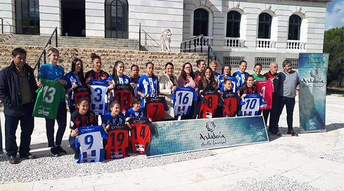 Un momento de la presentación de las equipaciones del Sporting con el logotipo de la campaña 'Andalucía, Huella Universal'.