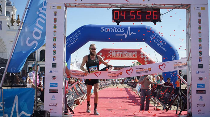 El británico Lee Grantham, ganador en El Rocío con su gran crono. / Foto: @DonanaTrailMarathon.