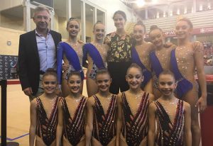 Las gimnastas del GR Huelva con la subcampeona olímpica, Lourdes Mohedano.