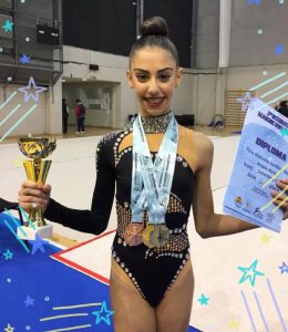 Ángela Martín, con el trofeo y las medallas logradas en Bulgaria.