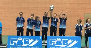 Momento en el que el CD Bádminton Huelva levanta la copa como campeón.