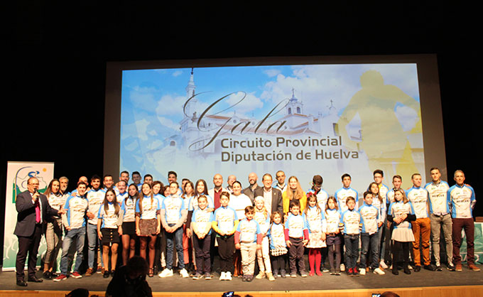 Los ciclistas premiados en la Gala que cerró la temporada onubense.