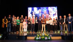 Foto de familia de los premiados en la Gala del Deporte de Moguer.