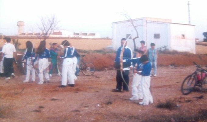 Wafic El Hafny, fundador del Asirio, entrenando a unos niños en Moguer, a finales de los 80.