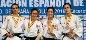 Almudena Gómez -segunda por la derecha- con su trabajado bronce. / Foto: www.rfejudo.com.