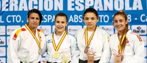 Cinta García, a la izquierda, con su medalla de plata. / Foto: www.rfejudo.com.