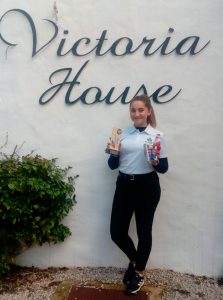 Laura López, con los trofeos obtenidos en el torneo celebrado en Vilamoura.