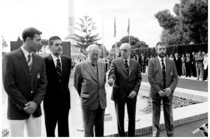 Los arqueros onubenses Paco Peralta y Pepe Saavedra, junto a Juan Antonio Samaranch en el año 1992.