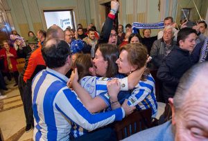 Aficionados del Recre, presentes en el Pleno, celebran el sí a la propuesta de la Alcaldía.