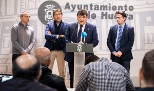 Gabriel Cruz, alcalde de Huelva, durante la rueda de prensa de este jueves en el Ayuntamiento.