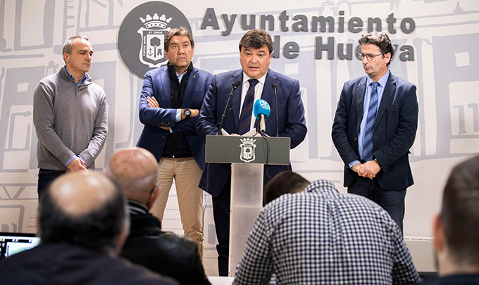 Gabriel Cruz, alcalde de Huelva, durante la rueda de prensa de este jueves en el Ayuntamiento.