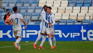 Traoré celebra con Caye Quintana el tanto del empate, momentos antes del descanso. / Foto: Pablo Sayago.