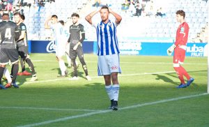 Alberto Quiles lamenta que un remate de cabeza suyo de fuera cerca de la cruceta. / Foto: Pablo Sayago.