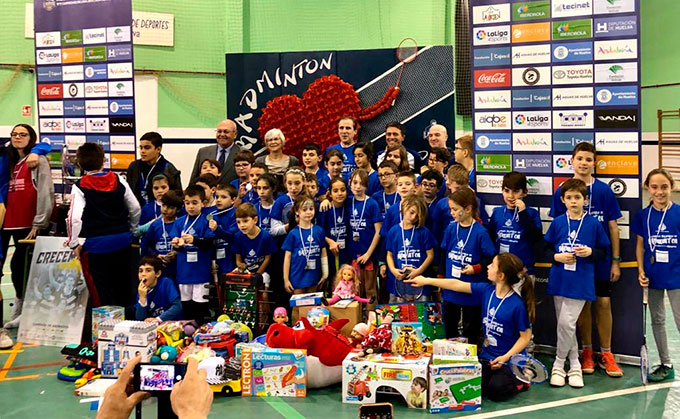 Un éxito de participación fue el II Torneo Solidario 'Un juguete por el bádminton'.