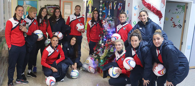 Las jugadoras del Sporting regalaron balones a los niños hospitalizados. / Foto: @sportinghuelva.