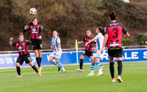 El orden defensivo de las onubenses dio su fruto y se pudo ganar en Zubieta. / Foto: www.lfp.es.