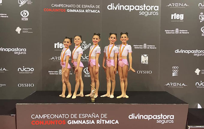 El conjunto Benjamín del GR Huelva en el podio.