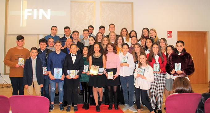 Foto de familia de los premiados en la Gala Anual fin de temporada del Club Natación Huelva.