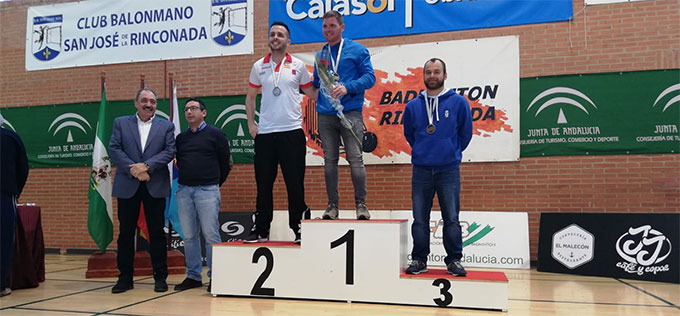 David Piñeiro, del CD Bádminton Huelva, en el tercer escalón del podio.