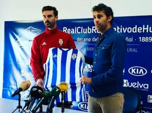 Chico, junto al directo deportivo Óscar Carazo, en su presentación. 