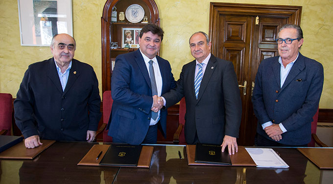 Un momento de la firma del convenio entre el Ayuntamiento de Huelva y el Real Club Recreativo de Tenis.