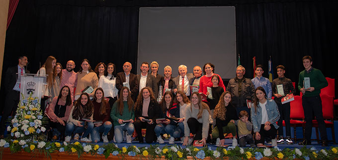 Foto de familia de los galardonados y homenajeados en la Gala del Deporte de Aljaraque.