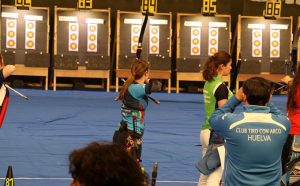 Leyre Fernández en las eliminatorias, bajo la atenta mirada de su entrenador, Agustín Rodríguez.