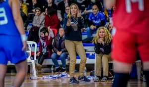 Ana Rodríguez, entrenadora del Cadete femenino de Melilla, en plena acción. / Foto: Alberto Nevado-LOF FEB.