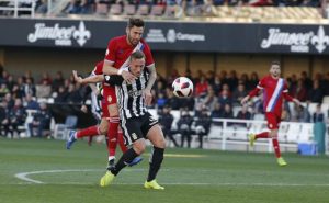 El goleador Aketxe estuvo siempre bien controlado. / Foto: La Verdad de Murcia/J. M. Rodríguez.