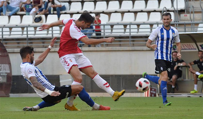 Pina -al fondo- regresa a la convocatoria tras perderse por sanción el último partido. / Foto: La Verdad de Murcia.