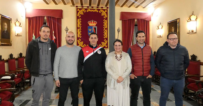 Autoridades locales de Almonte y responsables del equipo de fútbol, tras la firma del convenio de colaboración.