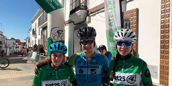 Rocío Espada, en el centro, junto a Adriana Reis Gomes y Beatris Raimundo Martins, podio femenino.