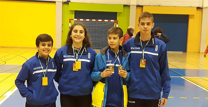 Pepe Fernández, Carolina Vallejo, y los hermanos Guillermo y Andrés Nuviala, con sus medallas.