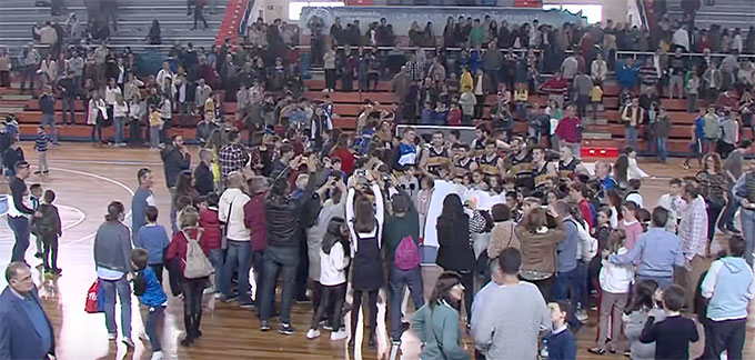 Los jugadores del CDB Enrique Benítez celebran con su gente el trunfo ante el CB Cazorla. / Foto: Captura WiHu TV.