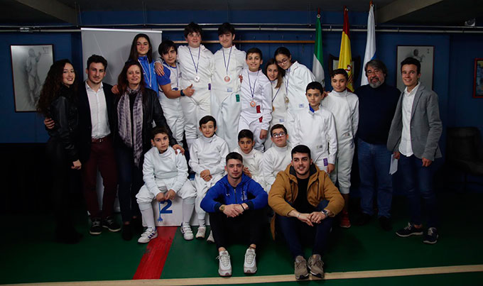 Componentes del Club Esgrima Huelva en el torneo celebrado en el Palacio de Deportes.