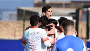 La Palma goleó al Peñarroya-Pueblonuevo en el debut en casa de su técnico, Dioni Arroyo. / Foto: David Limón.