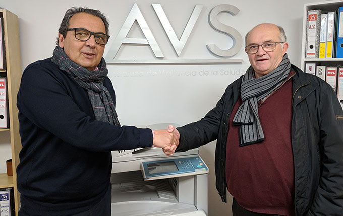 Modesto García-Ferriol Vázquez, consejero delegado de AVS, y Miguel Galardi Cobo, presidente del Club La Volea, tras la firma del convenio.