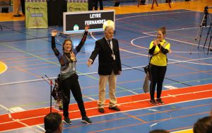 Leyre Fernández celebra su triunfo tras la flecha de desempate ante María Pitarch.