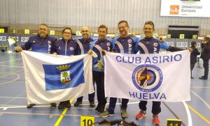 Los seis representantes del Asirio en el Campeonato de España de arco tradicional y desnudo.