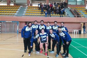 Formación del equipo onubense, con su afición al fondo.