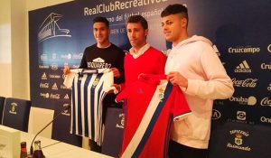 Sergio Valentín (izquierda) y Charaf (derecha), junto al director Deportivo del Recre, Óscar Carazo (centro), en la presentación de los nuevos jugadores albiazules. / Foto: @recreoficial.